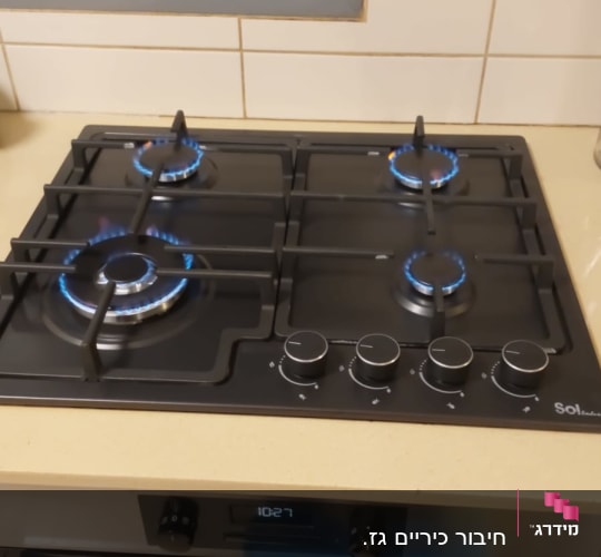 כיריים גז עם ארבעה מבערים דולקים